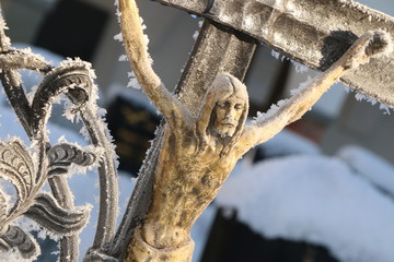Cemetery in Winter, Friedhofskreuz im Winter