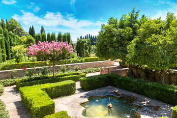 Fototapeta na wymiar Gardens and fountains in Alhambra palace
