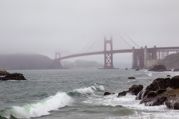 Uitzicht vanaf Baker Beach van de Golden Gate Bridge in de mist in San Francisco, Californië, VS.