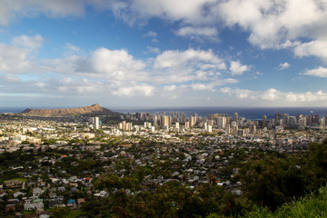 Panorama-Blick über Honolulu und den Diamond Head Crater auf Oahu, Hawaii, USA.