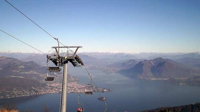 Panorama con seggiovia vista lago maggiore e montagne