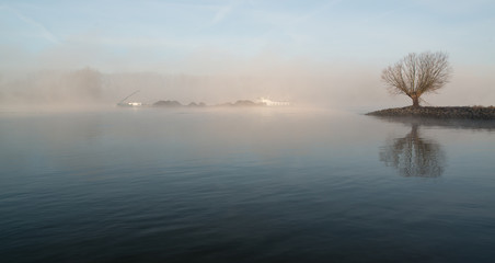 Frachtschiff auf dem Rhein im Morgennebel