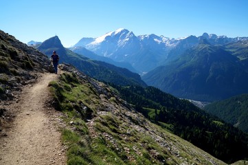 Wanderin unterwegs am Friedrich August Weg rund um den Plattkofel in Südtirol