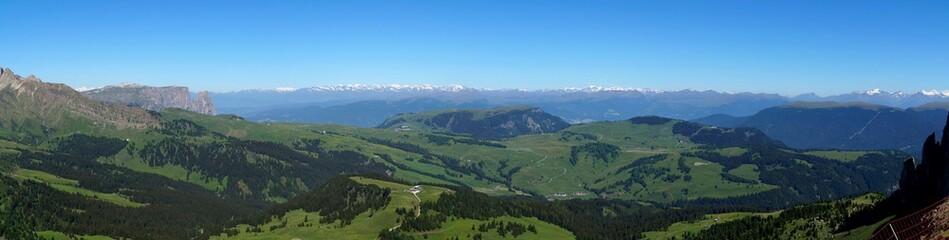 Fototapeta na wymiar Seiser Alm Panorama / Aussicht von Schlern bis zur Raschötz