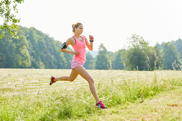 Junge Frau mit Smartwatch als Jogger