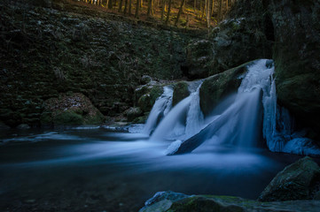 Plakat Frozen waterfall under old stone bridge