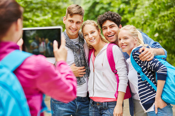 Junge Leute machen Foto mit Tablet