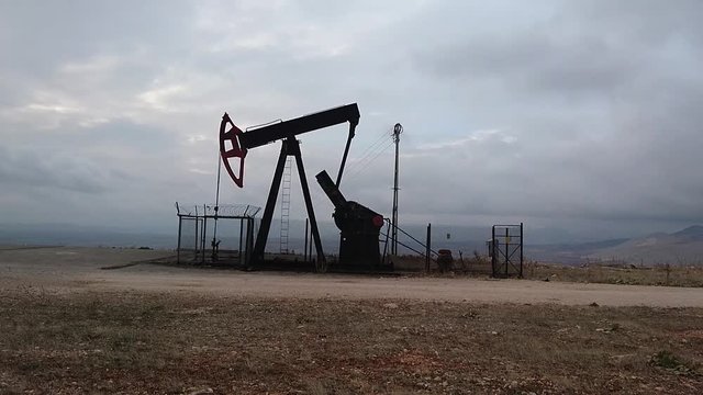 petrol kuyusu, at başı ile petrol &ccedil;ıkarma