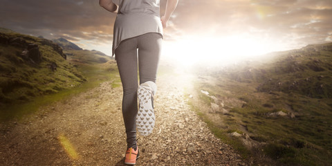 Frau joggt in Berglandschaft