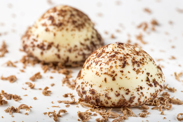 Two vanilla pearl candy and grated dark chocolate