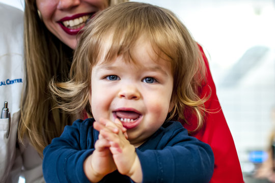 mamma e bambino affetto da nanismo