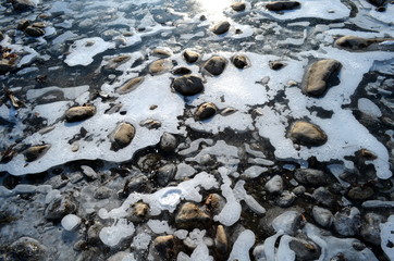 Muster aus Steinen und vereistem Wasser
