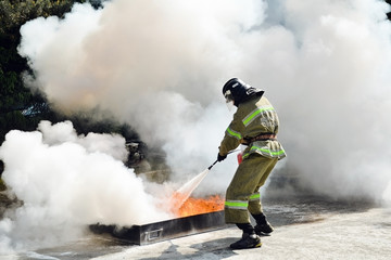 Obraz premium Firefighters fighting fire during training