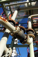 Tuberías en una refinería de petroleos
