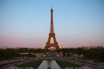 Fototapeta na wymiar Atardecer en París 