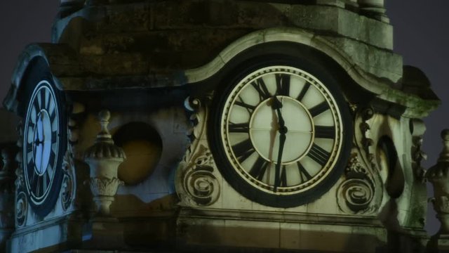 Time lapse del paso del tiempo mostrado en el reloj de la torre de St Giles-in-the-Fields