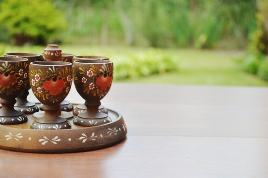 Jogo de utens&iacute;lios para servir ovo quente, com suporte e seis recipientes de madeira torneada e decorada