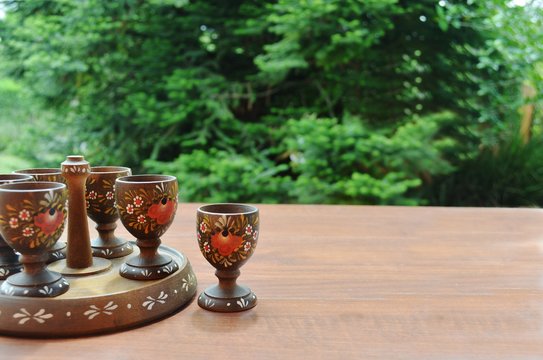 Jogo de utens&iacute;lios para servir ovo quente, com suporte e seis recipientes de madeira torneada e decorada