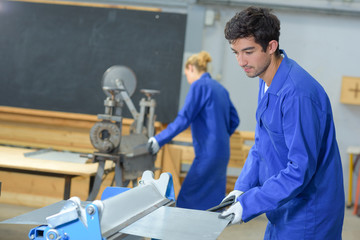 putting an aluminum sheet