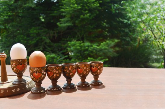 Jogo de utens&iacute;lios para servir ovo quente, com suporte e seis recipientes de madeira torneada e decorada