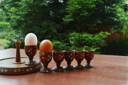 Jogo de utens&iacute;lios para servir ovo quente, com suporte e seis recipientes de madeira torneada e decorada
