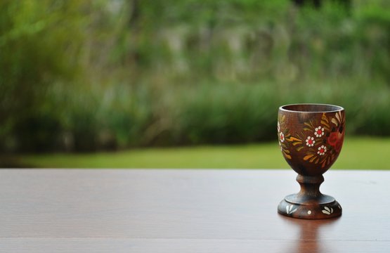 Jogo de utens&iacute;lios para servir ovo quente, com suporte e seis recipientes de madeira torneada e decorada