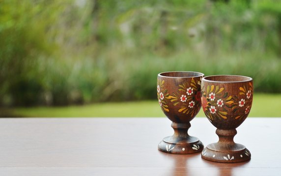 Jogo de utens&iacute;lios para servir ovo quente, com suporte e seis recipientes de madeira torneada e decorada