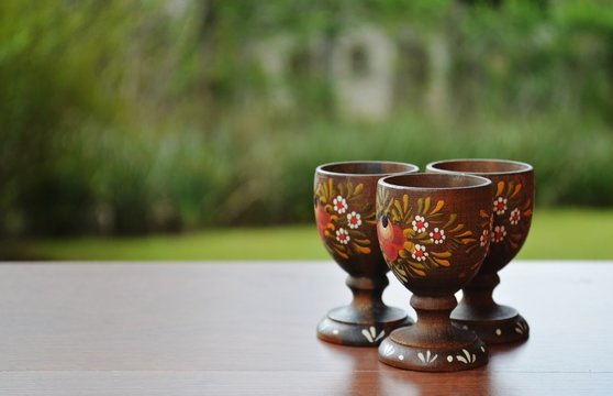 Jogo de utens&iacute;lios para servir ovo quente, com suporte e seis recipientes de madeira torneada e decorada
