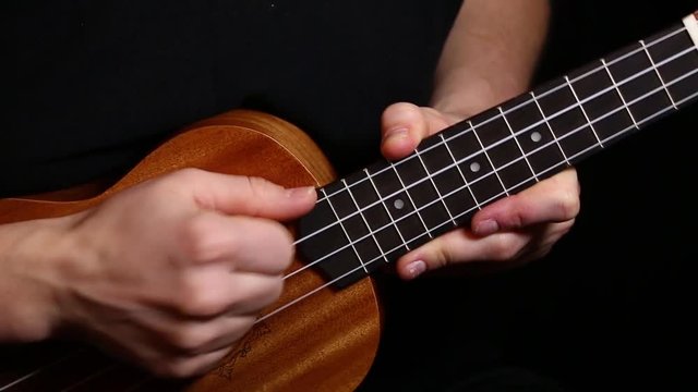 woman playing basic samba stroke on ukulele