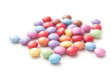 petits bonbons dragéifiés sur fond blanc