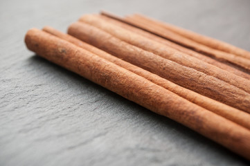 cannelle séchée sur ardoise