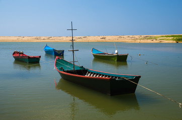 Fototapeta na wymiar Boat at beach and blue sky