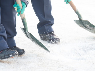 雪を削る人