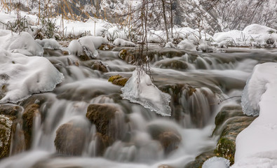 Fototapeta na wymiar Plitvice lakes winter cascade
