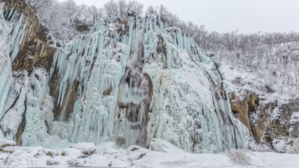 Fototapeta na wymiar Plitvice lakes winter large waterfall
