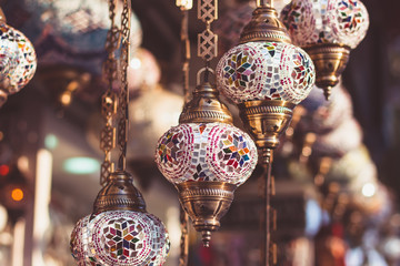 Traditionelle türkische Lampen im Straßenladen in Istanbul