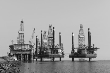 Naklejka premium Oil drilling platform in the sea