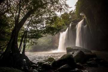 Haewsuwat waterfall at Khao Yai National Park, Thailand.(The Wor © fototrips