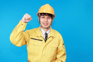 ガッツポーズの作業員
