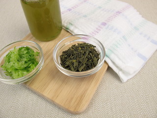 Selbst gemachter Toner mit Grüntee und Gurke gegen unreine und trockene Haut