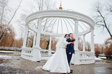 Obraz premium Sensual wedding couple background white arch with columns at col