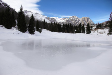 Lago di montagna ghiacciato