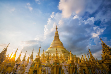 Naklejka premium Golden Pagoda Shwedagon