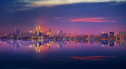 Fototapete Kuala Lumpur Panoramablick auf die Skyline der Stadt Kuala Lumpur am Wasser.