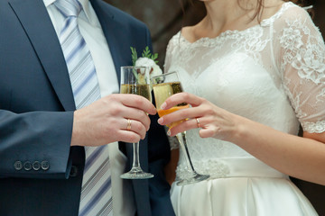 мужская и женская руки держут бокалы с шампанским © Tatiana Nurieva