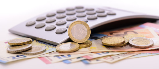 Taschenrechner mit Euro Scheinen und Münzen