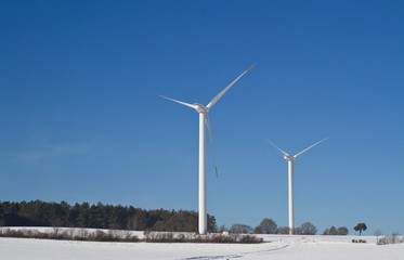 Fototapeta premium Windräder im Schnee