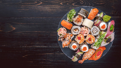 sushi sur une surface en bois noire