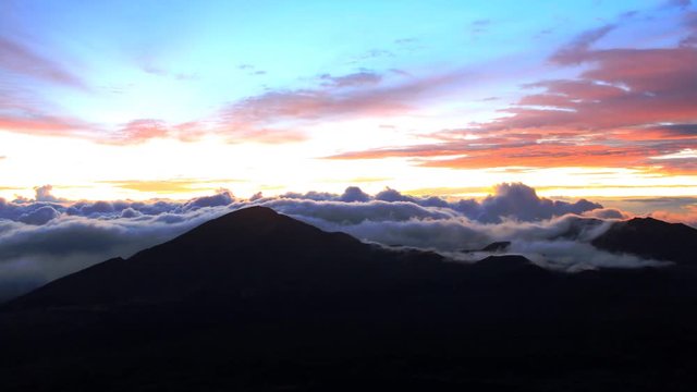 Epic time lapse of the sunrise at Haleakala, Maui (Hawaii)