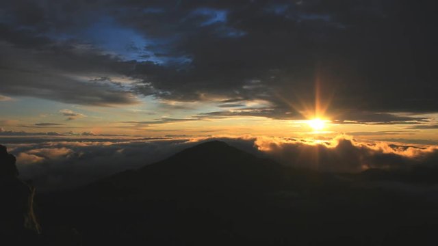 4K panning timelapse of the sunset in Haleakalā National Park Maui, Hawaii